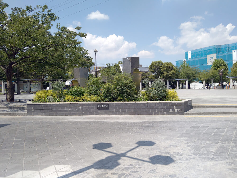 駅を出て右に進むとすぐに左手に東綾瀬公園がありそこをまっすぐに進みます。