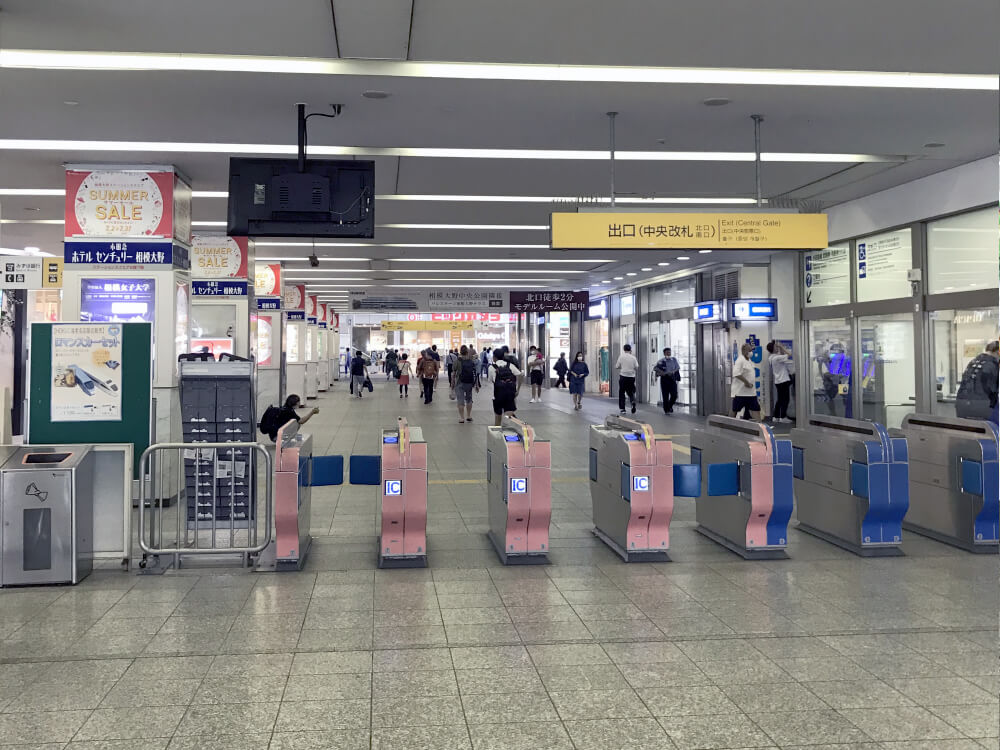 小田急線「相模大野駅」中央改札口を出ます