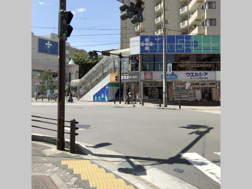きらぼし銀行と三井住友銀行を通り過ぎて、ロビーシティ前の交差点を左に曲がる。
