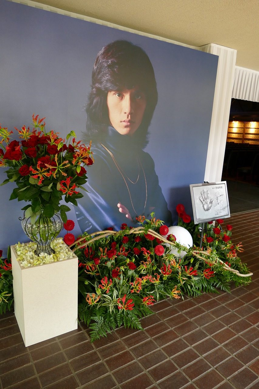 西城秀樹さんのお通夜 告別式 一生青春 大阪球場の祭壇で最後のコンサート はじめてのお葬式ガイド