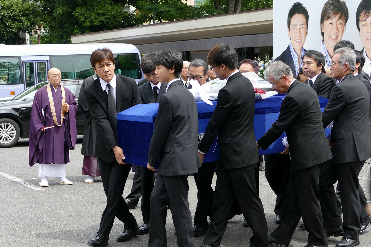 西城秀樹さんのお通夜 告別式 一生青春 大阪球場の祭壇で最後のコンサート はじめてのお葬式ガイド 西城秀樹さんのお通夜 告別式 一生青春 大阪球場の祭壇で最後のコンサート はじめてのお葬式ガイド