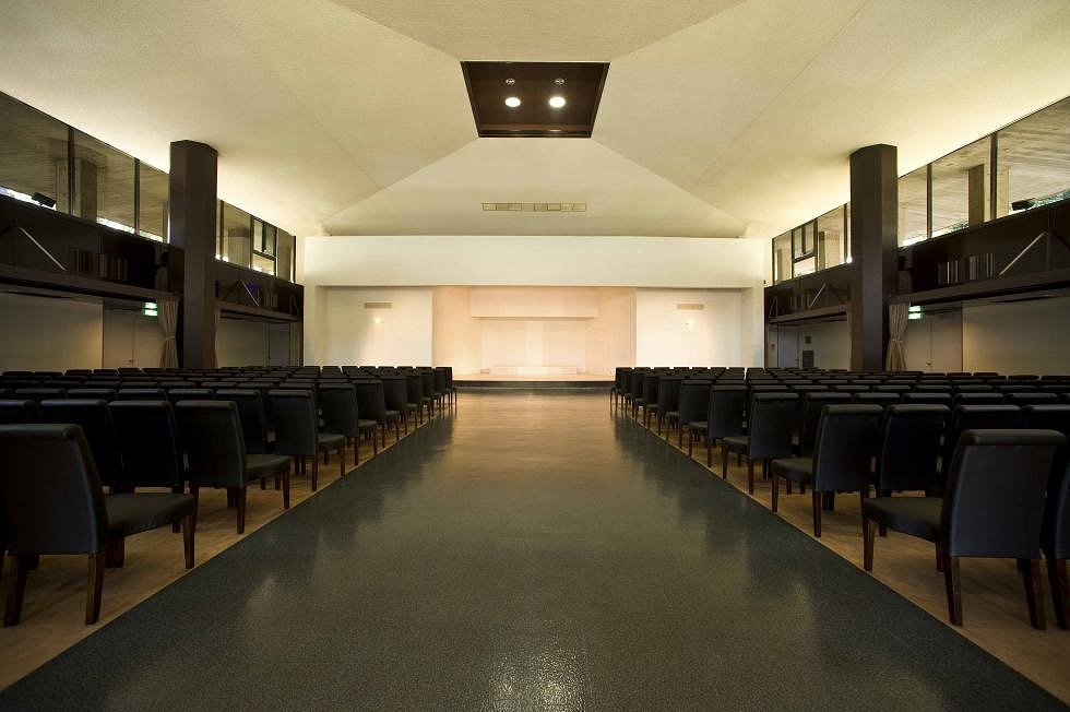 青山葬儀所 東京の一等地 著名人のお別れの会でも有名な公営式場とは はじめてのお葬式ガイド