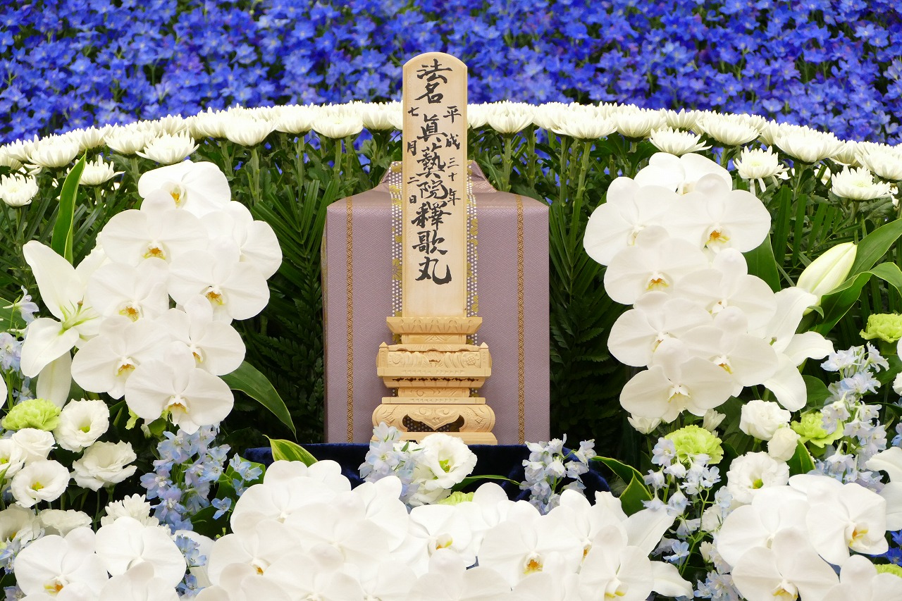 桂歌丸さんの告別式 横浜 妙蓮寺に2 500名もの参列者が最後のお別れに はじめてのお葬式ガイド 桂歌丸さんの告別式 横浜 妙蓮寺に2 500名もの参列者が最後のお別れに はじめてのお葬式ガイド