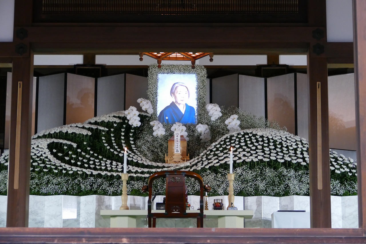 家族葬 樹木希林さんの葬儀式 港区 光林寺で 遺族挨拶に内田裕也さんが1974年に送ったエアメール はじめてのお葬式ガイド 家族葬 樹木希林さんの葬儀式 港区 光林寺で 遺族挨拶に内田裕也さんが1974年に送ったエアメール はじめてのお葬式ガイド