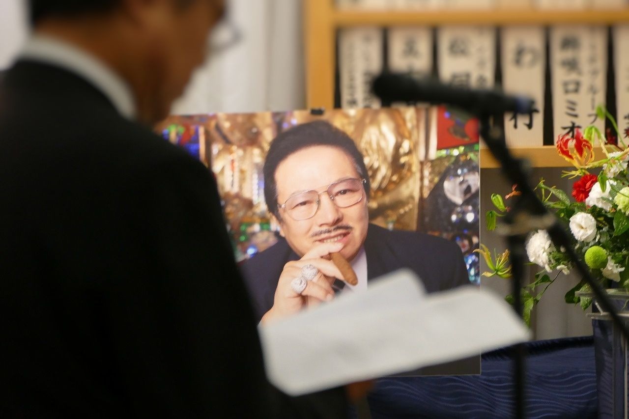 1 338個のシャンパングラスで作る金のシャンパンタワー ホストの帝王 愛田武さんの社葬 はじめてのお葬式ガイド 1 338個のシャンパングラスで作る金のシャンパンタワー ホストの帝王 愛田武さんの社葬 はじめてのお葬式ガイド