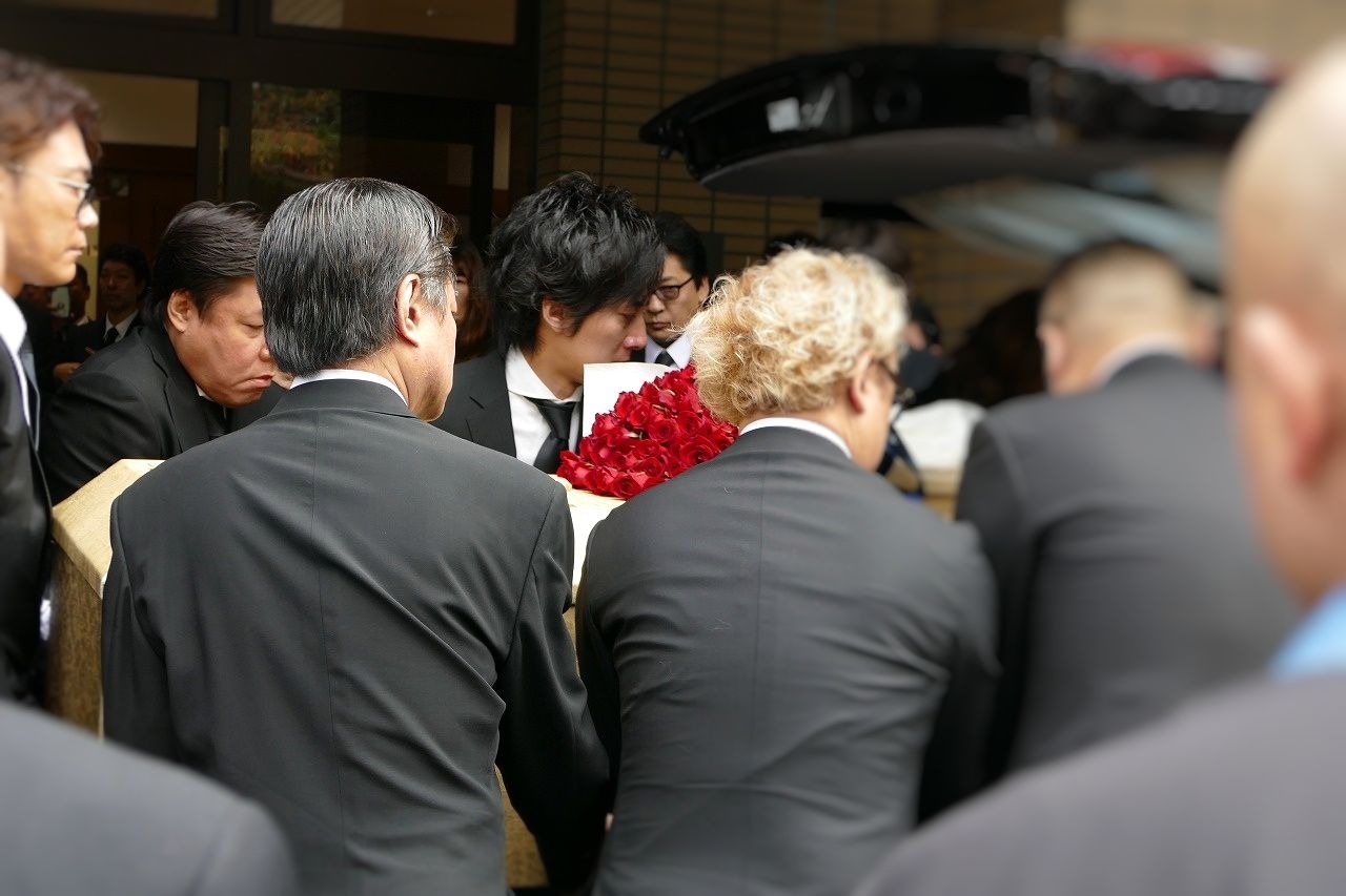 1 338個のシャンパングラスで作る金のシャンパンタワー ホストの帝王 愛田武さんの社葬 はじめてのお葬式ガイド 1 338個のシャンパングラスで作る金のシャンパンタワー ホストの帝王 愛田武さんの社葬 はじめてのお葬式ガイド