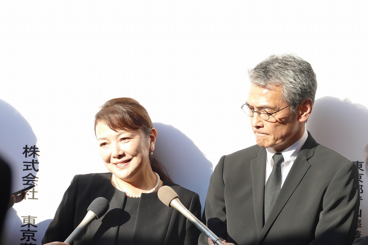 津川雅彦さん 朝丘雪路さんご夫婦の合同葬お別れの会 青山葬儀所で はじめてのお葬式ガイド