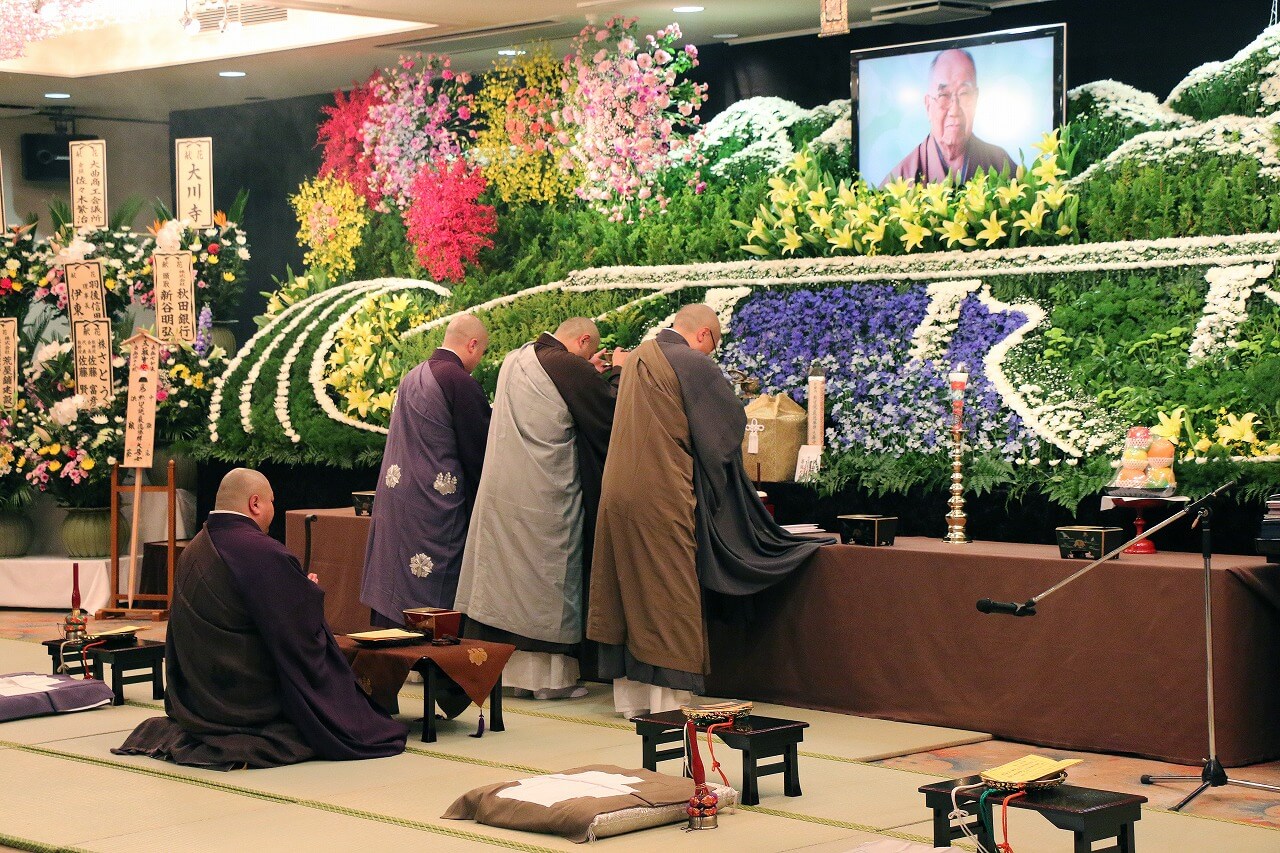 故郷の景色を織り込んだ祭壇で 地域活性化に尽力した故人を讃える 石川勝三氏のお葬式 はじめてのお葬式ガイド 故郷の景色を織り込んだ祭壇で 地域活性化に尽力した故人を讃える 石川勝三氏のお葬式 はじめてのお葬式ガイド