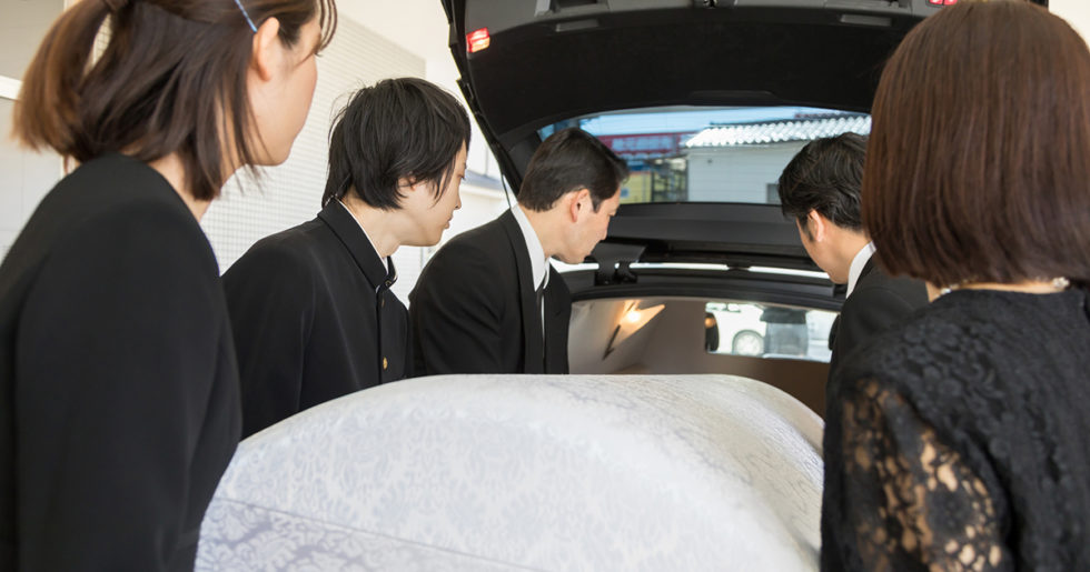 火葬後の骨上げの方法 はじめてのお葬式ガイド