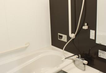 自宅にいるような快適性と衛生面考慮したシャワー付きの浴室は好評